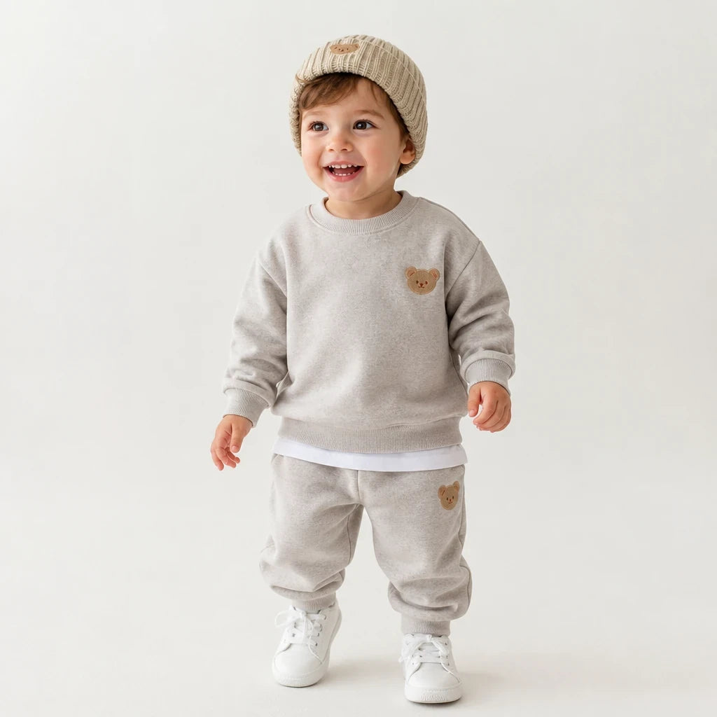 Conjunto de moletom infantil em algodão macio bege, estilo esportivo que garante conforto e liberdade nas brincadeiras