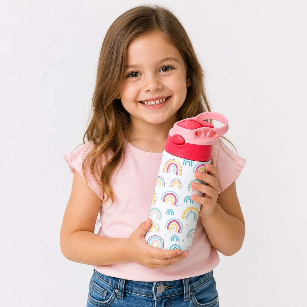 Garrafa térmica infantil em aço inox com estampa arco iris, segura e macia como ursinho de pelúcia