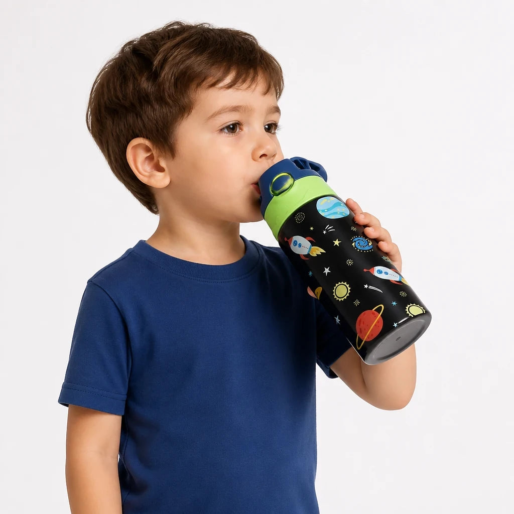 Garrafa térmica infantil aço inox estampada espaço, segura e prática para hidratar, acompanha ursinho de pelúcia