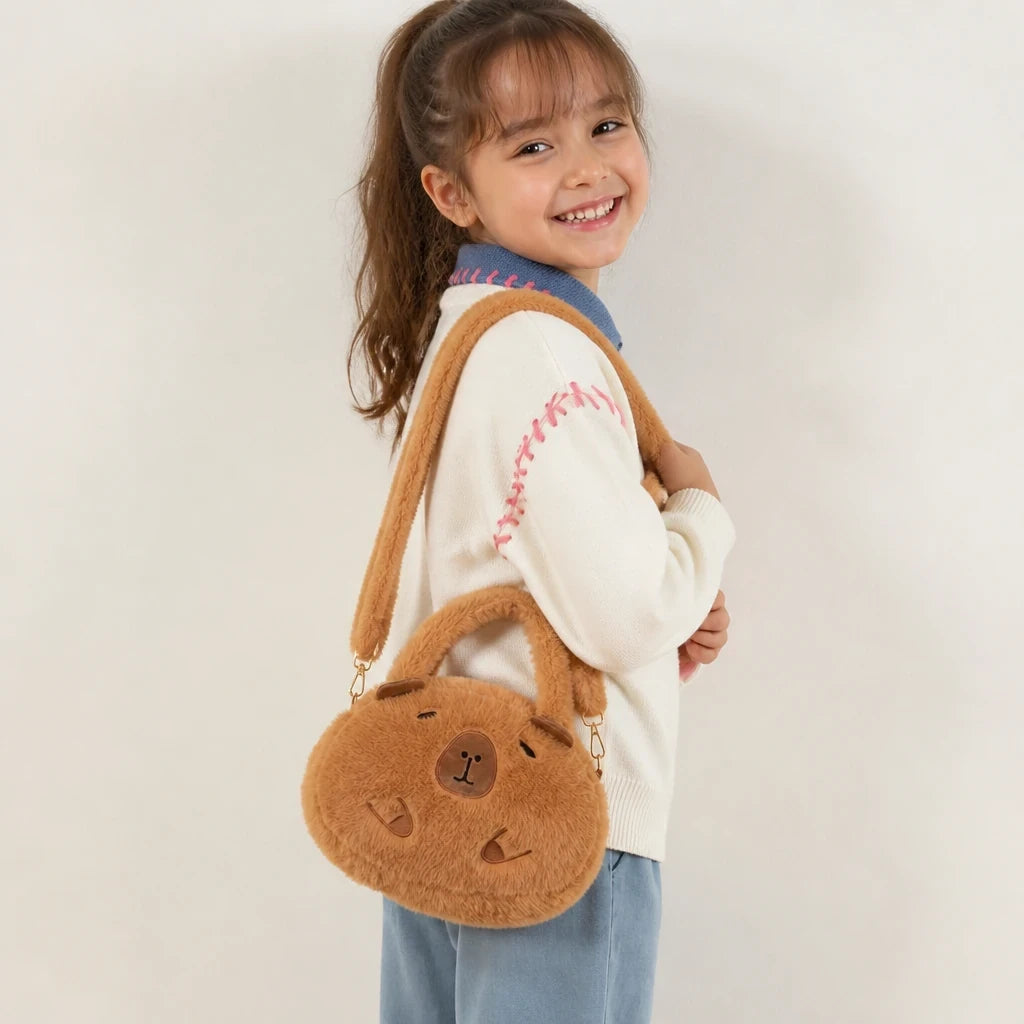 Mochila capivara de pelúcia macia infantil, confortável e estilosa para guardar os tesouros das crianças