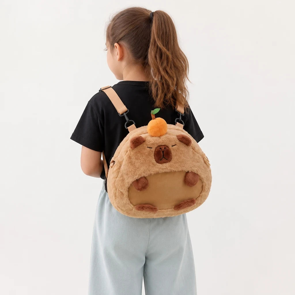 Mochila capivara de pelúcia macia infantil que abraça a criança e guarda seus tesouros