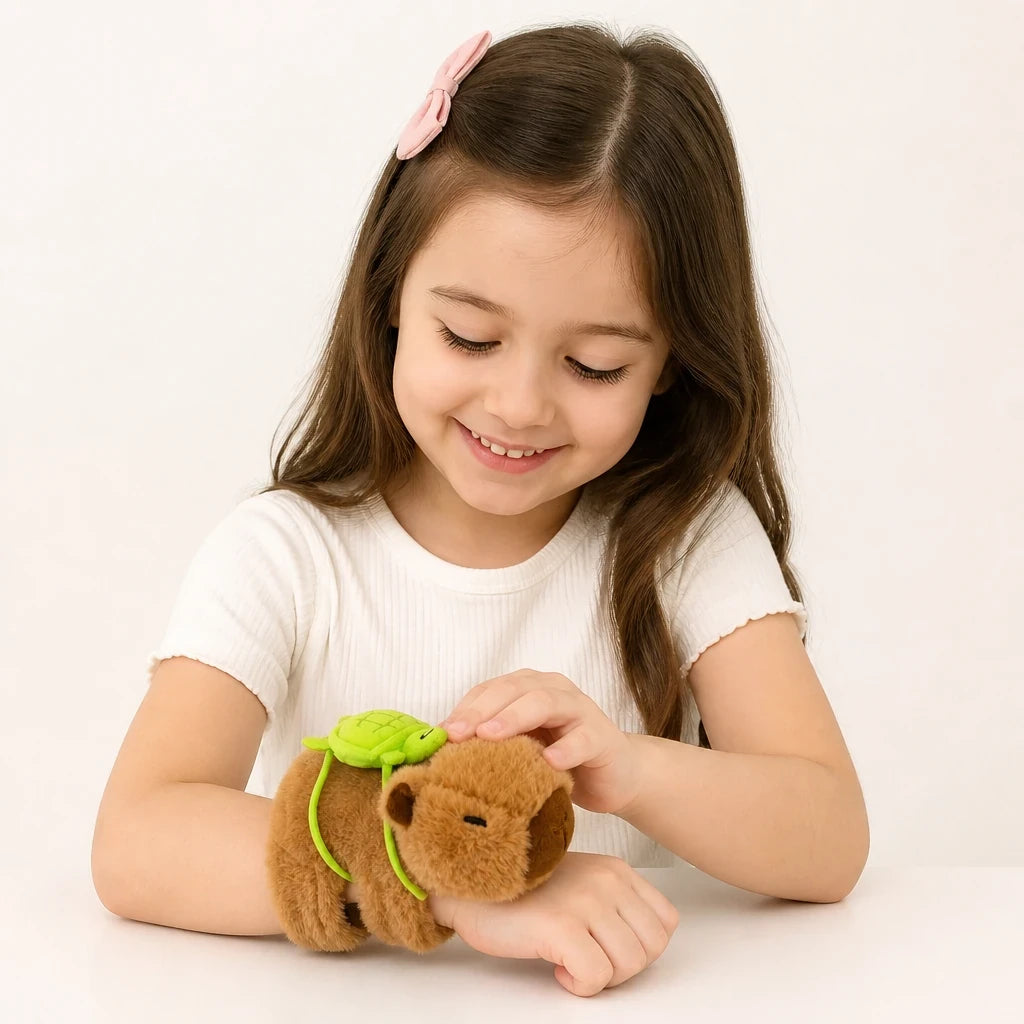 Pelúcia Infantil capivara enrolável em pulseira macia para colo, conforto e segurança para crianças