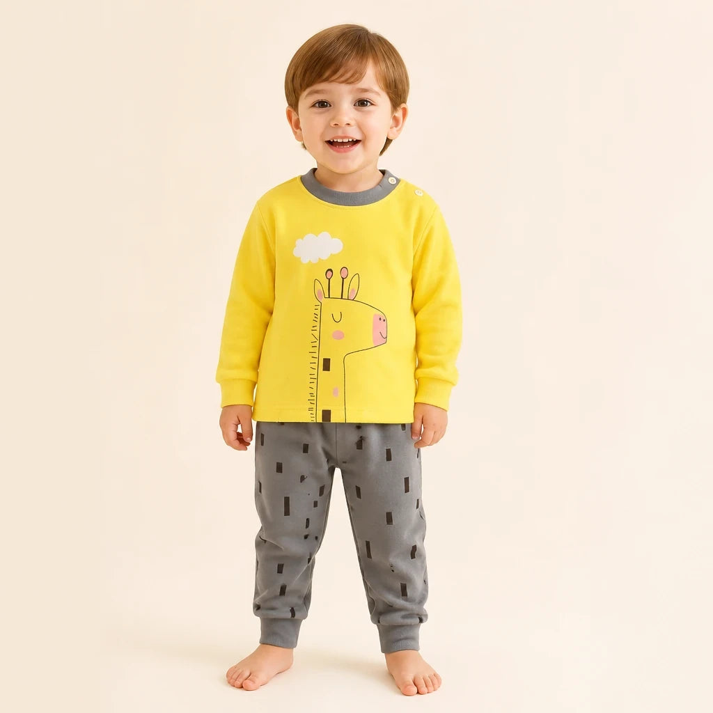 Conjunto de moletom infantil amarelo com girafa, tecido macio para noites confortáveis e brincadeiras seguras