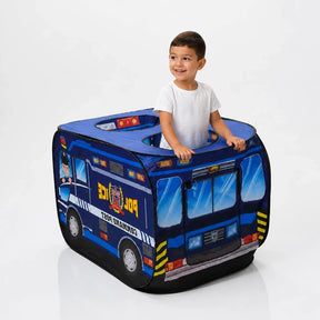 Criança brincando em cabana infantil estilo carro de polícia dobrável, confortável e segura para imaginação