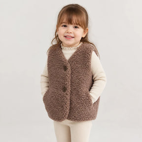Colete de pelúcia quentinho com decote em V, ideal para combinar com conjunto de moletom infantil confortável e seguro