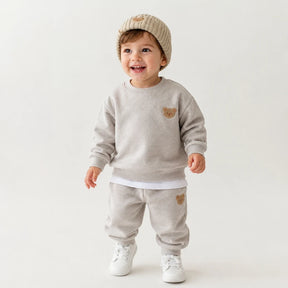 Conjunto de moletom infantil em algodão macio bege, estilo esportivo que garante conforto e liberdade nas brincadeiras