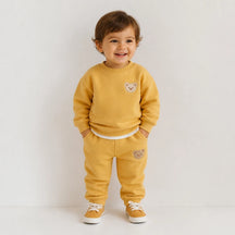 Conjunto de moletom infantil em algodão macio amarelo com ursinho, conforto e estilo para brincadeiras dos pequenos