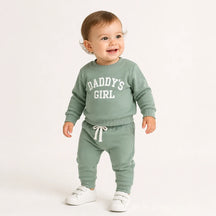 Bebê usando conjunto de moletom infantil verde com estampa de letras e cintura elástica confortável para outono