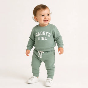 Bebê usando conjunto de moletom infantil verde com estampa de letras e cintura elástica confortável para outono