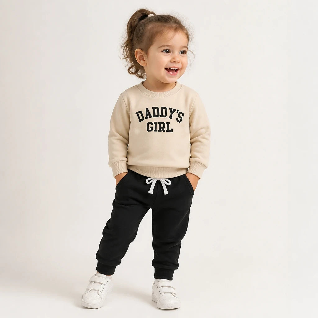 Menina com conjunto de moletom infantil estampa de letras, cintura elástica e conforto ideal para brincar no outono