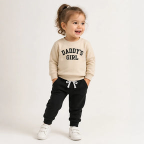 Menina com conjunto de moletom infantil estampa de letras, cintura elástica e conforto ideal para brincar no outono