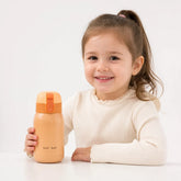 Menina com copo térmico inox laranja, seguro para água e suco, prático na bolsa ou organizador de brinquedos