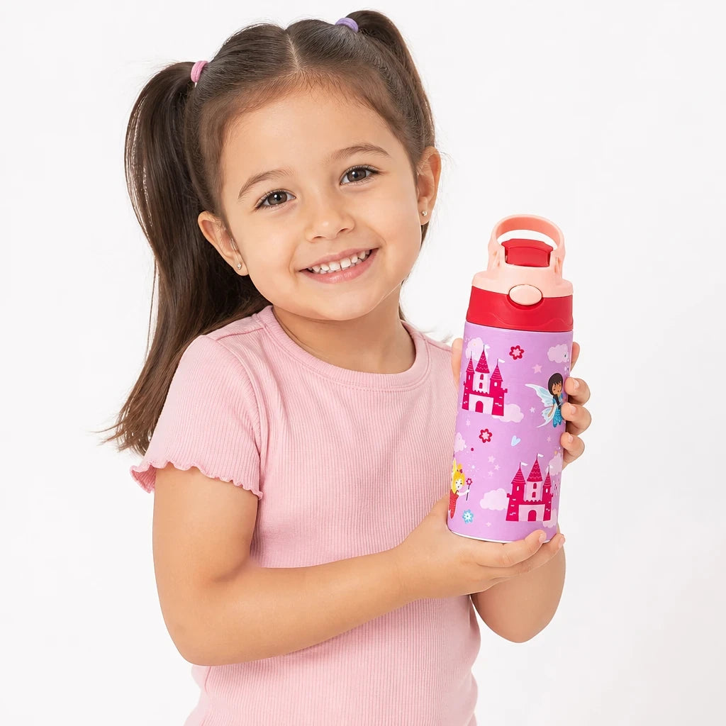 Garrafa térmica infantil em aço inox com estampa de castelo, segura e prática, perfeita com ursinho de pelúcia