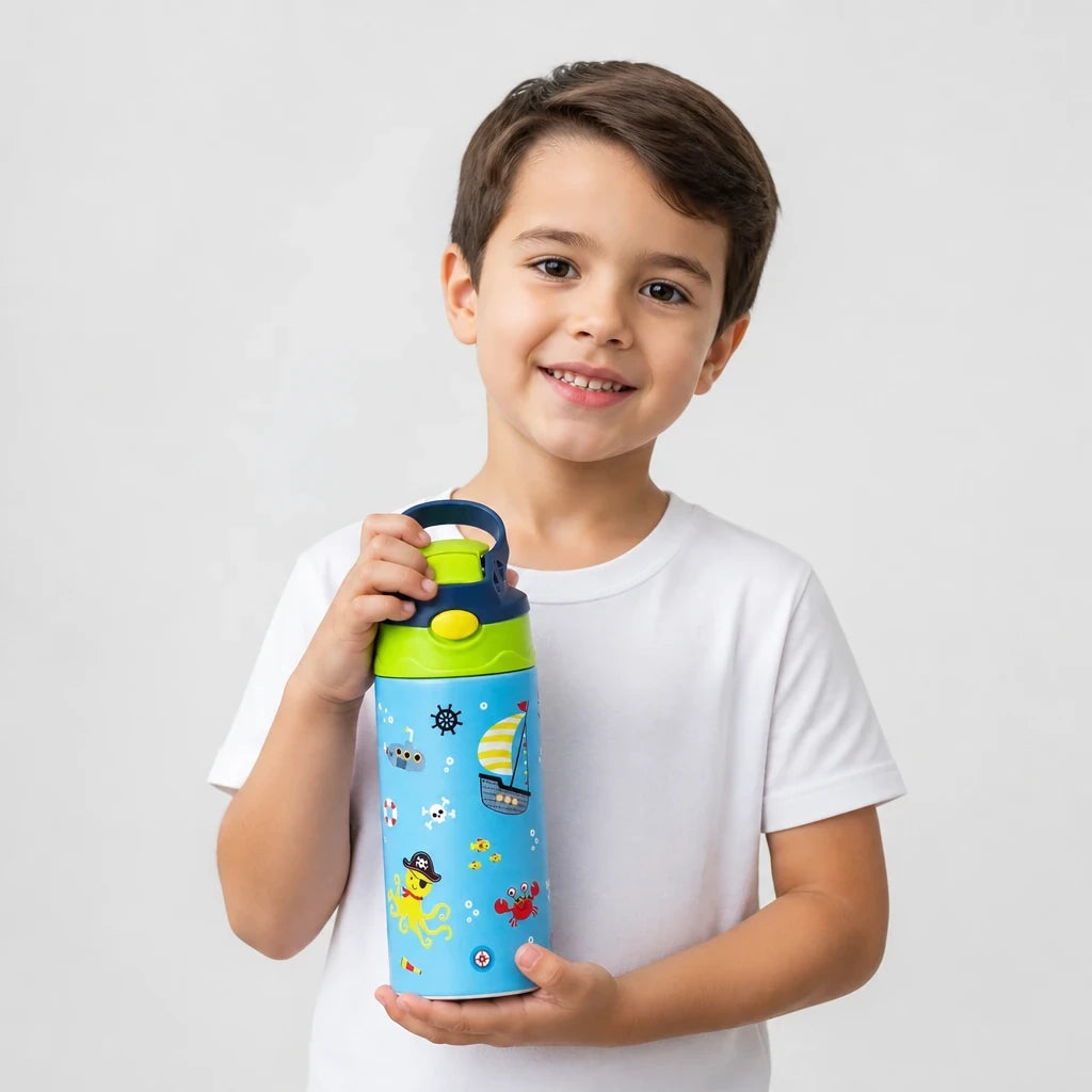 Garrafa térmica infantil em aço inox com desenho náutico, segura e prática para escola, perfeita com ursinho de pelúcia