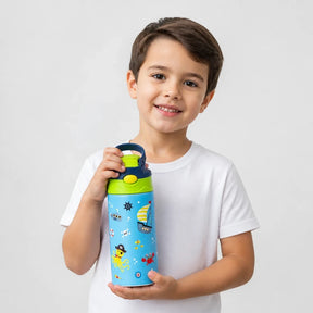 Garrafa térmica infantil em aço inox com desenho náutico, segura e prática para escola, perfeita com ursinho de pelúcia