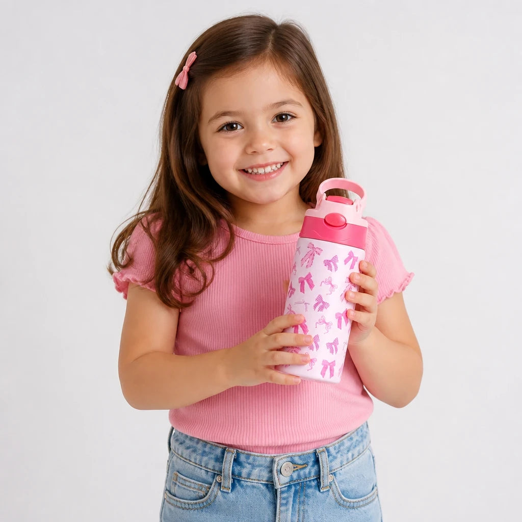 Garrafa térmica infantil inox rosa com estampa de laços, prática e segura para crianças, combina com ursinho de pelúcia