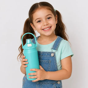 Garrafa térmica infantil em aço inox com canudo, prática, segura e ideal para levar na mochila infantil