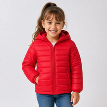 Jaqueta infantil acolchoada com capuz vermelho, conforto e proteção que combina com conjunto de moletom infantil