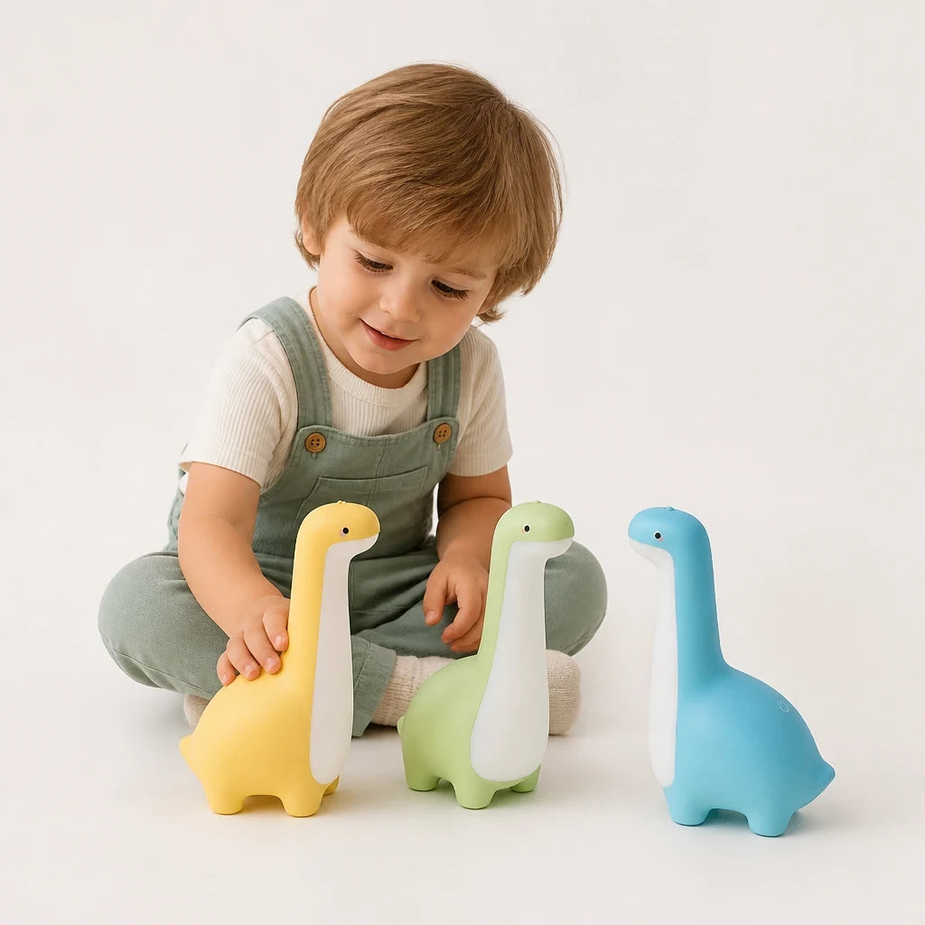 Luminária infantil dinossauro trio colorido com proteção ocular, luz suave para sono tranquilo e quarto aconchegante