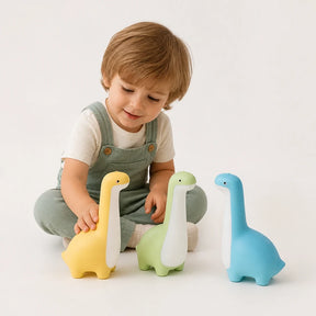 Luminária infantil dinossauro trio colorido com proteção ocular, luz suave para sono tranquilo e quarto aconchegante