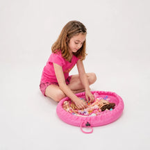 Organizador de brinquedos dobrável rosa como tapete de atividades, prático e seguro para o quarto infantil