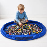 Organizador de brinquedos dobrável em tapete azul que organiza a bagunça com segurança e conforto para crianças