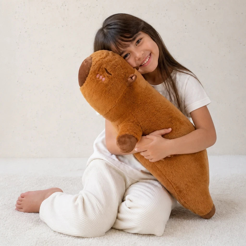 Pelúcia capivara macia em formato travesseiro infantil, conforto e segurança para o sono da criança