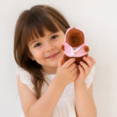 Pelúcia Infantil capivara pingente macio em moletom rosa, perfeito para mães e pais que buscam conforto nas pequenas