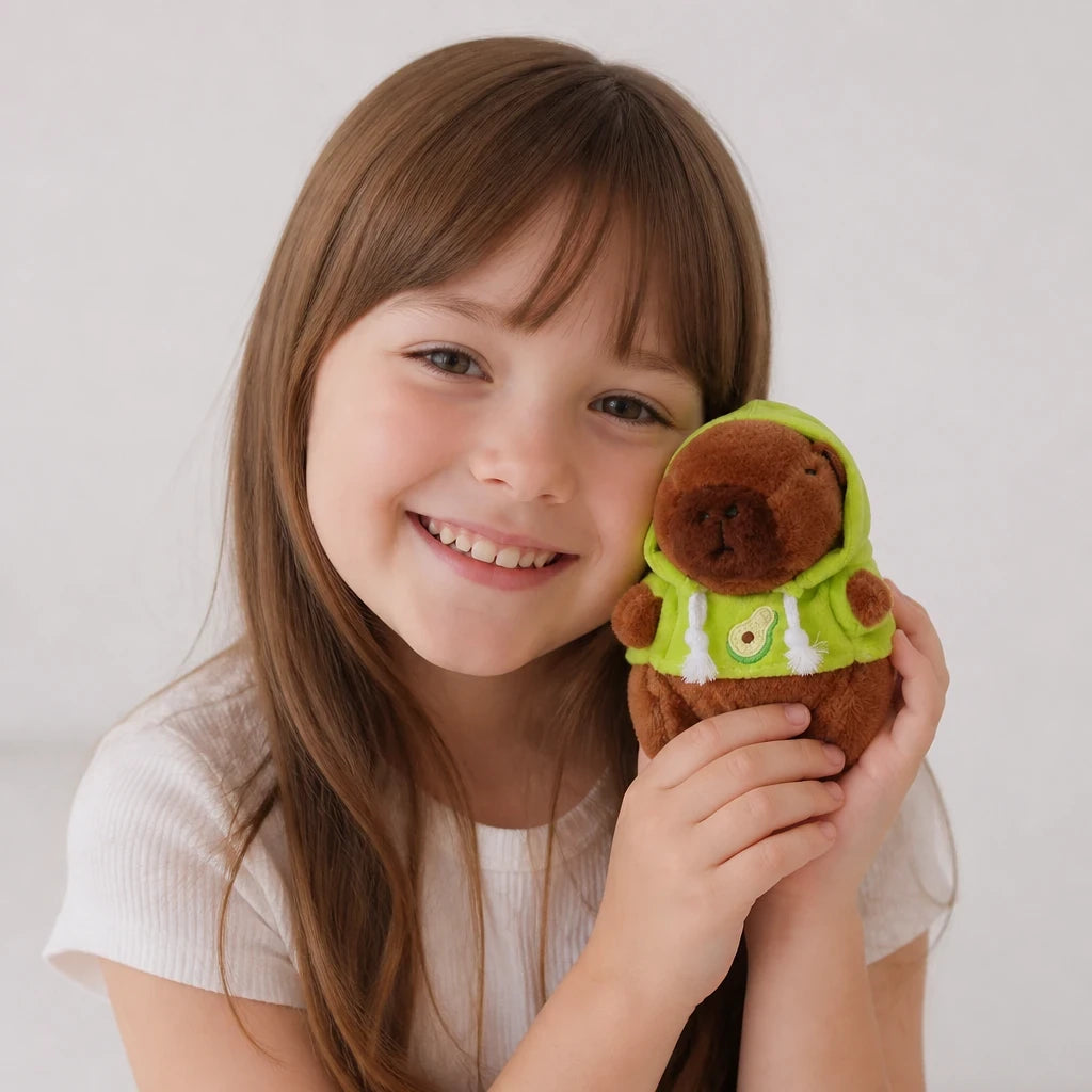 Pelúcia infantil capivara pingente macio com capuz verde, conforto e segurança para as pequenas aventuras