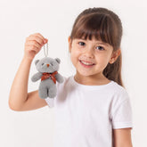 Pelúcia infantil chaveiro urso cinza com mini gravata borboleta macia, prática e estilosa para o dia a dia