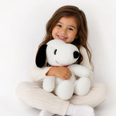 Menina abraçando pelúcia Snoopy macia como travesseiro, decoração aconchegante para cabana infantil