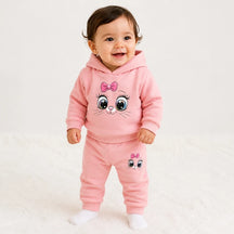 Bebê usando conjunto de moletom infantil rosa com capuz e estampa de gatinha, super macio e confortável para o dia a dia