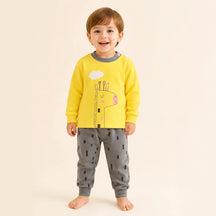 Conjunto de moletom infantil amarelo com girafa, tecido macio para noites confortáveis e brincadeiras seguras