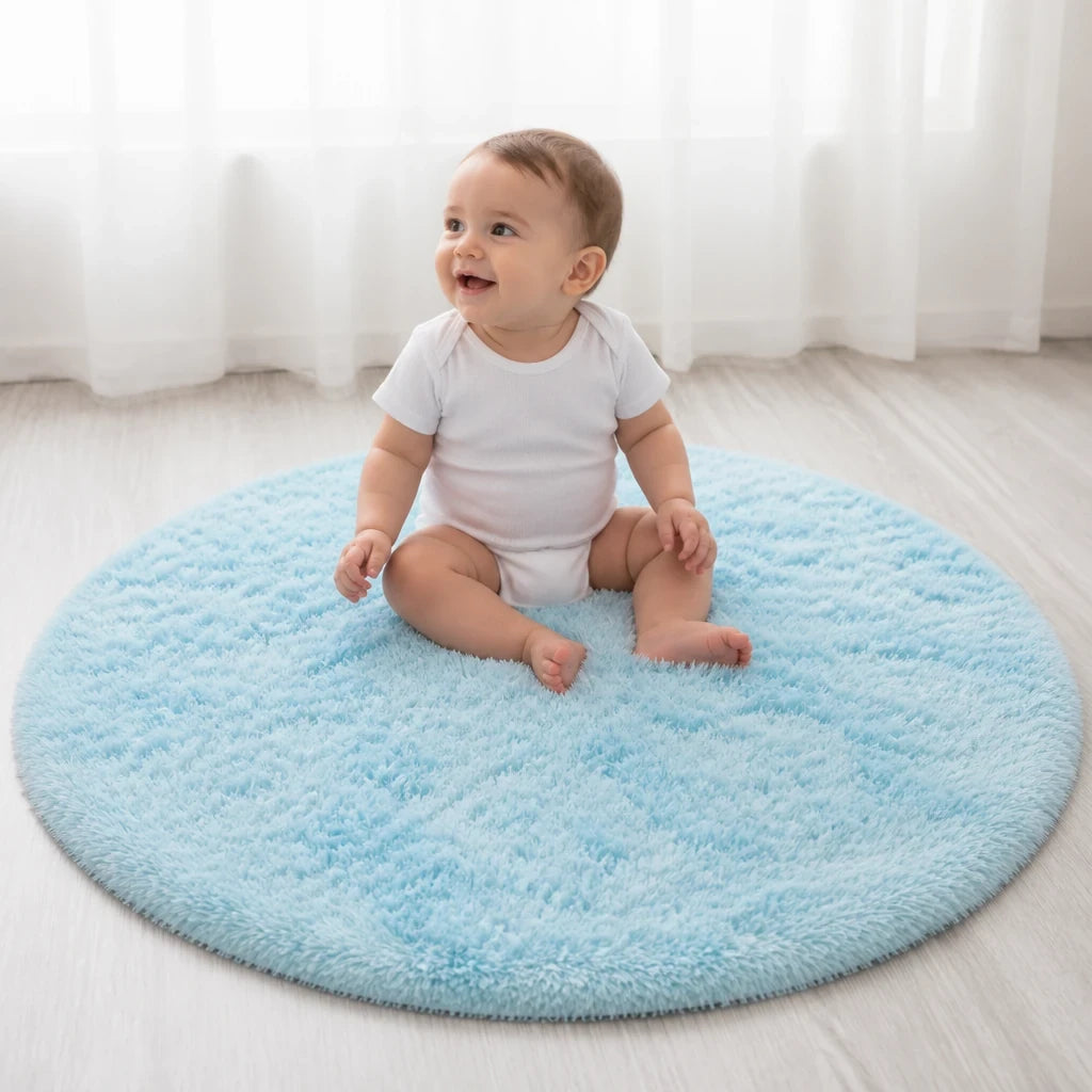 Bebê sentado em tapete infantil de pelúcia azul super macio, aconchegante e fácil de limpar ideal para quarto das crianças