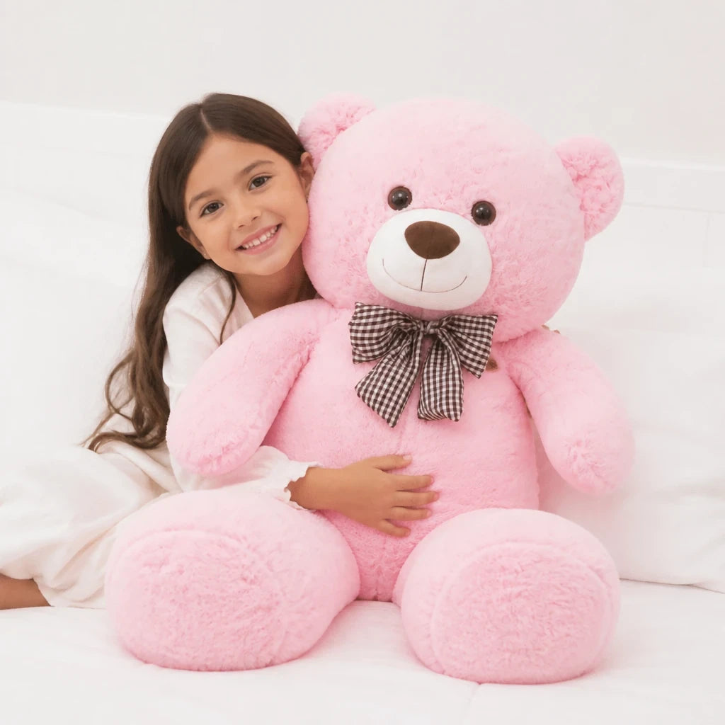 Menina abraça ursinho grande de pelúcia rosa super macio, aconchegante e seguro para o sono e brincadeiras