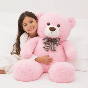 Menina abraça ursinho grande de pelúcia rosa super macio, aconchegante e seguro para o sono e brincadeiras